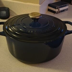Le Creuset ® Signature 5.5-Qt. Nuit Enameled Cast Iron Round Dutch Oven